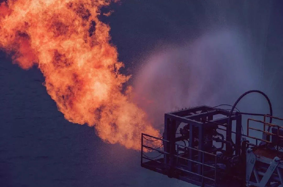 2020年10月22日，隨著火炬控制盤上點火按鈕開啟，一條沉睡億萬年的氣龍沿著深入地下5000多米的井筒一躍而上，從渤中19-6WHPA平臺燃燒臂咆哮著奔騰而出，在高空爆燃成烈焰！這意味著中國海油渤中19-6千億方級大氣田迎來它的第一個“成人禮”——渤中19-6凝析氣田試驗區(qū)開發(fā)項目正式投產(chǎn)。為了這一刻的到來，誰也算不清，到底有多少人付出了怎樣艱苦卓絕的努力。圖為項目現(xiàn)場。