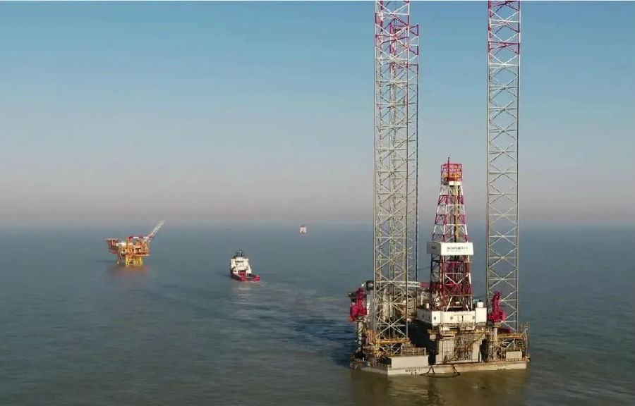 2018年11月啟動基本設(shè)計的渤中19-6氣田試驗區(qū)開發(fā)項目，已進入導管架及組塊陸地建造階段，數(shù)不清的鋼材已鋪滿占地面積20萬平方米的海油工程塘沽建造場地的三分之一；300多名施工人員穿插其間，此起彼伏的弧光猶如閃耀的星辰；組塊上空吊車長臂輕舒，重達100多噸的預制結(jié)構(gòu)往來穿梭，猶如一塊塊漂移的陸地……