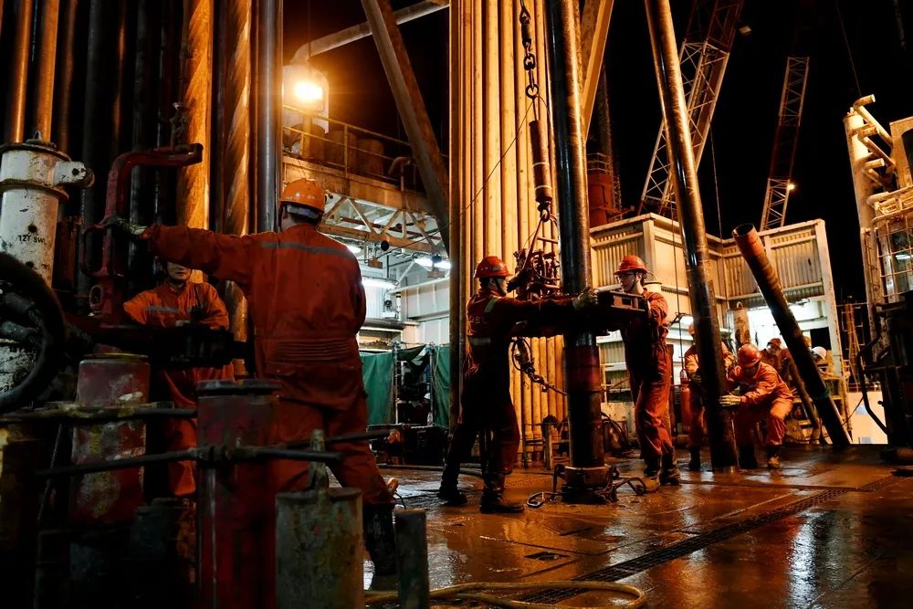 2019年12月31日下午，有限公司天津分公司工程建設(shè)中心渤中19-6工程項目組經(jīng)理蔣華云，正在東營市急切等待最后一項作業(yè)許可審批的消息。在蔣華云身后，從天南地北火速集結(jié)而來的施工人員，不知有多少人像他一樣緊緊攥著手機，攥得手機殼上全都是汗。所有人都知道，全年最后一個工作日的最后一個多小時的成敗將意味著什么。