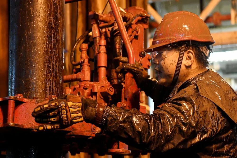 2019年最后三個月，包括環(huán)境評價報告在內(nèi)的該項目十多項手續(xù)均陸續(xù)辦理完畢。當取得最后一項海上作業(yè)許可的消息傳來，接到指令的200多名施工人員迅速向碼頭行進。此后33個小時里，導管架即刻啟程，趕往氣田所在海域，迅速在海上“安家落戶”。距離2020年1月2日零點還有11分鐘的時候，渤中19-6千億方大氣田第一個導管架投入了大海的懷抱，打贏了渤中19-6項目的海上施工“第一戰(zhàn)”。此后數(shù)日間，試驗區(qū)開發(fā)項目平臺組塊、火炬臂、生活樓等，均以過去難以想象的速度完成裝船、運輸與海上安裝等工作。