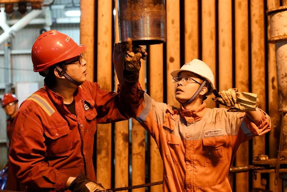 但誰也沒想到，新冠肺炎疫情再一次拖住了項目的“進度表”。各類設(shè)備物資延期到貨，37個供貨商廠家人員無法出海等，導致海上調(diào)試、海管鋪設(shè)、終端及老平臺改造工作無法正常進行。海上留守人員不分崗位、不分工種，喊著號子扛起了沉重的電纜，讓這條百余米長的“人龍”蜿蜒著拐過一道道彎，緩緩爬進了未來的“家”，午夜時分給平臺送去了光明。