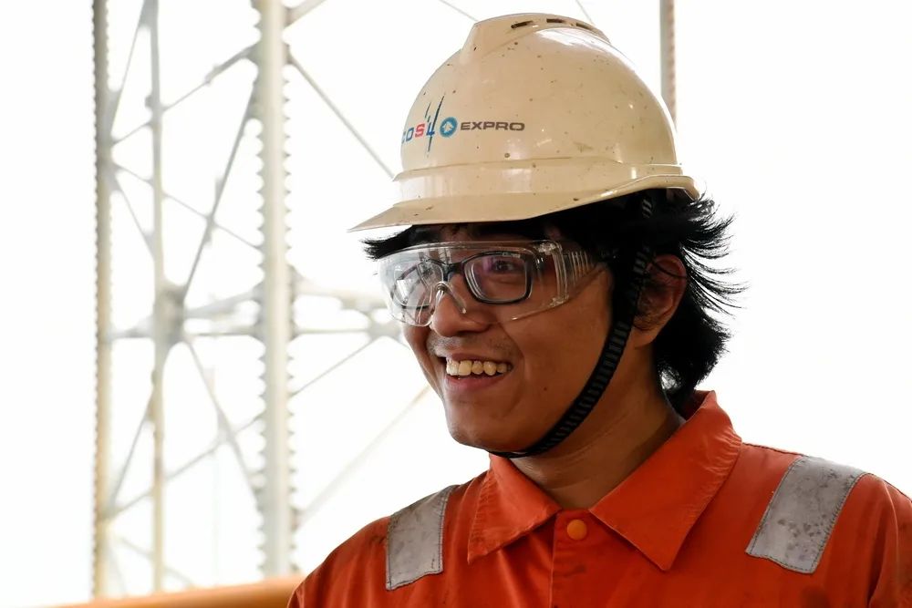 工程建造作業(yè)船剛剛結(jié)束WHPA平臺施工作業(yè)駛離平臺，鉆井總監(jiān)湯柏松湯柏松就乘著“海洋石油941”踏浪而來，實現(xiàn)了渤中19-6開發(fā)井項目與工程建造項目的無縫對接。2020年3月27日6點16分，隨著鉆頭緩緩下入轉(zhuǎn)盤，渤中19-6氣田第一口開發(fā)井——A4H井向地下5073米隆隆鉆進。面對渤海油田最深的開發(fā)井項目，除了勘探期間需要克服的高溫、壓力異常等作業(yè)難點之外，還要克服定向井軌跡實施、完井方案選擇等諸多難題。這批開發(fā)項目應用了近百種先進技術(shù)，形成了一套安全、高效的鉆完井技術(shù)方案，最終只用27天完成了鉆井任務。