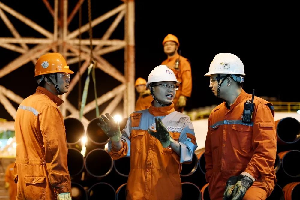 “海洋石油941”開鉆不久，“勘探六號”鉆井平臺也完成動復員，在WHPA平臺的另一側(cè)鉆起了水源井。一時間，南北兩側(cè)兩大鉆井平臺的鉆機模塊移動裝置，幾乎遮住了WHPA平臺的全部上層甲板，并上演了一出“怒海爭鋒”的擂臺對決。