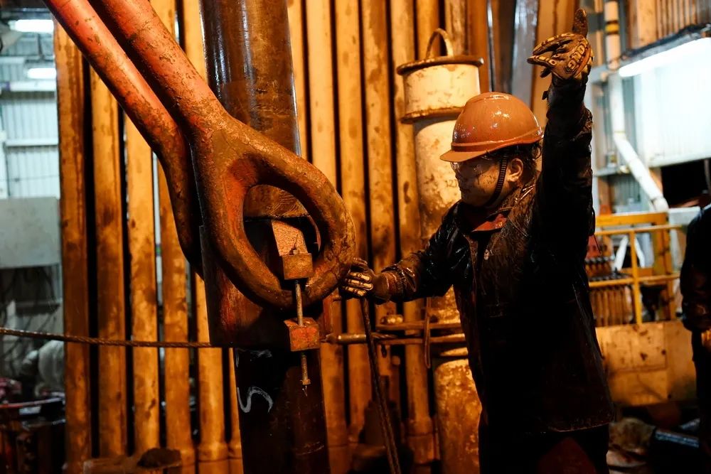 由于開發(fā)井越打越快，作業(yè)進度和時效遠超設(shè)計預期，物料船的配料速度已經(jīng)跟不上鉆井速度，渤海油田在船舶資源十分緊張的情況下，不得不額外把“6”字頭的大船，也派到渤中19-6凝析氣田開發(fā)試驗區(qū)項目。