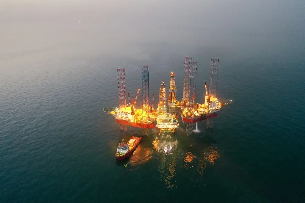 按計劃今年生產(chǎn)井全部投產(chǎn)后，預計高峰年產(chǎn)氣3.3億立方米，高峰年產(chǎn)油30.2萬立方米。不過，對華北地區(qū)尤其是京津冀人民來說，渤中19-6凝析氣田試驗區(qū)開發(fā)項目的投產(chǎn)，已經(jīng)意味著“福氣”將至——不久以后，渤中19-6氣田生產(chǎn)的天然氣，將經(jīng)由一鍵啟動的上百套設(shè)備處理成合格干氣后涌入海底管線，奔向13.9公里外的渤中13-1 BOP平臺氣體緩沖罐，輾轉(zhuǎn)途徑渤中13-1 BOP平臺、渤中13-1 WHPB平臺、歧口18-1平臺進入渤西南輸氣管網(wǎng)，再行進46.5公里后進入渤西處理廠脫碳裝置，取道陸地管網(wǎng)，以最快速度進入北京、進入雄安新區(qū)，進入千家萬戶！