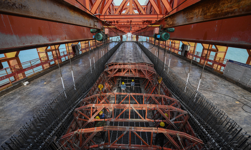 圖為11月2日，中鐵十一局工人在新建福廈鐵路湄洲灣跨海大橋建設(shè)現(xiàn)場施工。（新華社記者 宋為偉 攝）