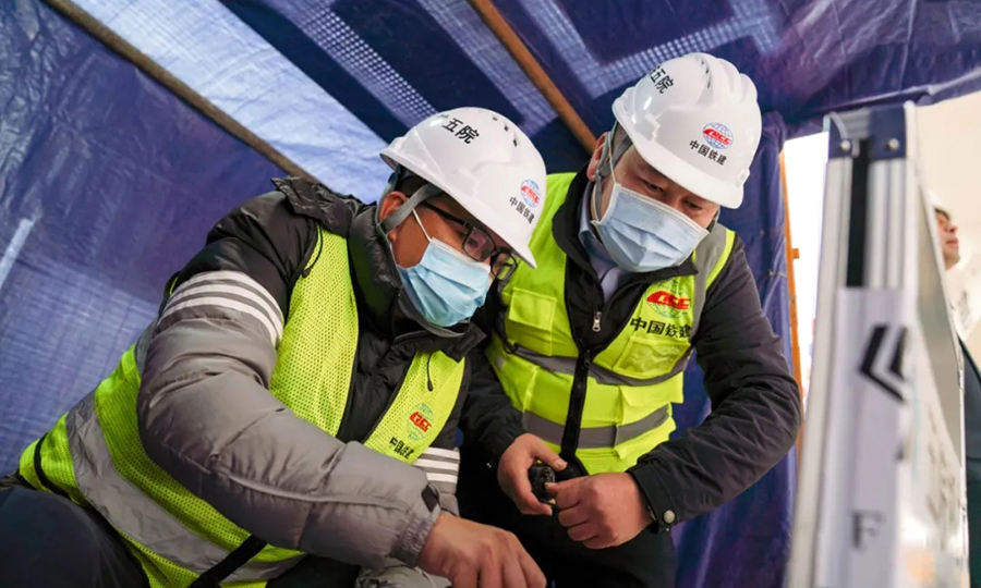 鐵五院項目組經(jīng)過反復(fù)優(yōu)化塔梁預(yù)應(yīng)力及斜拉索索力，優(yōu)化上下承臺鋼筋尺寸及布置，精確研究調(diào)整轉(zhuǎn)體段配重，最終克服了結(jié)構(gòu)局部計算、大噸位轉(zhuǎn)盤設(shè)計、梁段不平衡轉(zhuǎn)體等設(shè)計難點，成功完成了一次世界級的“極限轉(zhuǎn)體”。