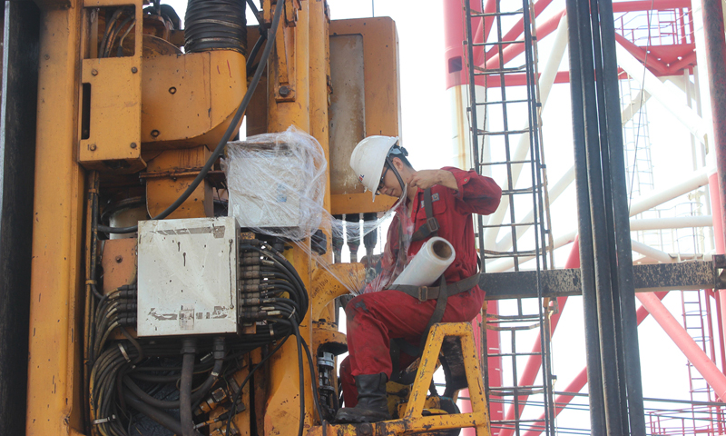 為應對臺風，近日中國海油所屬中海油服密切關注臺風路徑信息和現場作業進度，協調防臺資源。鉆井平臺提前周密部署，按照防臺預案開展現場設備工具固定、應急設備設施檢查、艙室水密檢查、室外電氣設備防護等，將臺風帶來的影響降到最低，確保生產作業順利開展，為沖刺年度生產經營目標保駕護航。圖為“海洋石油931”鉆井平臺電氣師在撤臺前為頂驅電纜箱及電纜格蘭包裹防護膜，落實防風雨措施，保障電氣線路安全。