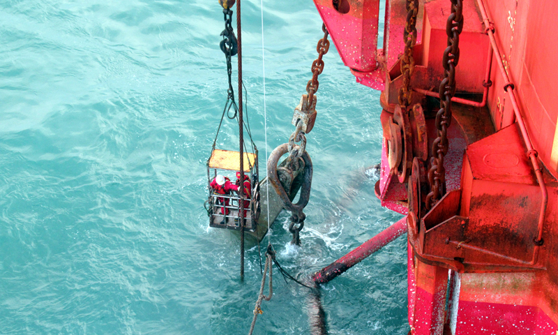 圖為鉆井平臺在第20號臺風“艾莎尼”來臨前高效完成加油船系纜加油作業，保障臺風期間平臺燃油供應。