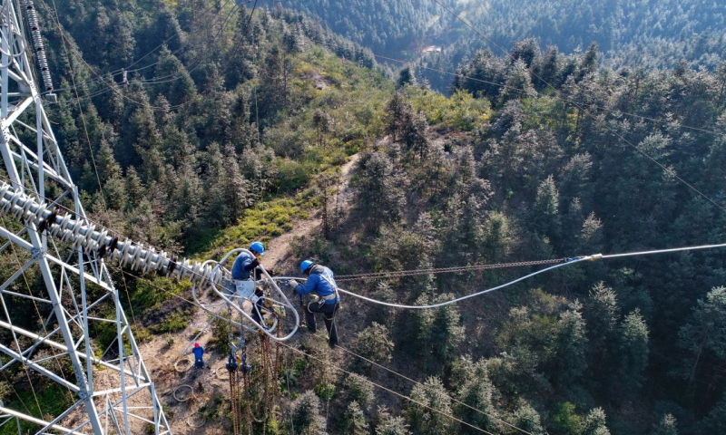 受冰凍天氣影響，1月28日，位于江西豐城市秀市鎮的500千伏輸電線路受損。為了趕在春節前恢復線路運行，國家電網江西省電力有限公司組織搶修隊伍于1月29日開始進行搶修施工。據介紹，搶修工程將于2月9日完成。（新華社記者 周密 攝）