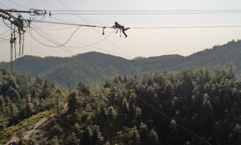 圖為2月6日，工人在進行搶修作業。（新華社記者 周密 攝）