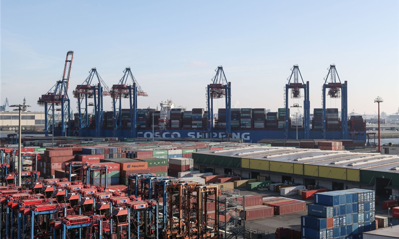 這是2月23日在德國(guó)漢堡港拍攝的集裝箱船“中遠(yuǎn)海運(yùn)白羊座”號(hào)。（新華社記者 單宇琦 攝）