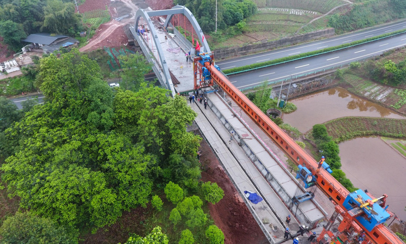 4月24日，由中鐵二局承建的川藏鐵路成雅段全線1864片T梁架設圓滿完成，為推進川藏鐵路建設奠定堅實基礎。（新華社記者 薛玉斌 攝）