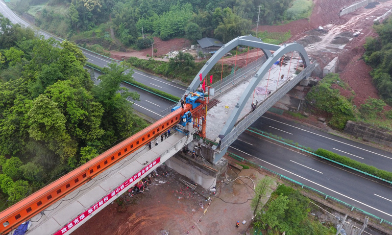 4月24日在四川雅安市境內的川藏鐵路成雅段最后一片T梁架設施工現場。（新華社記者 薛玉斌 攝）