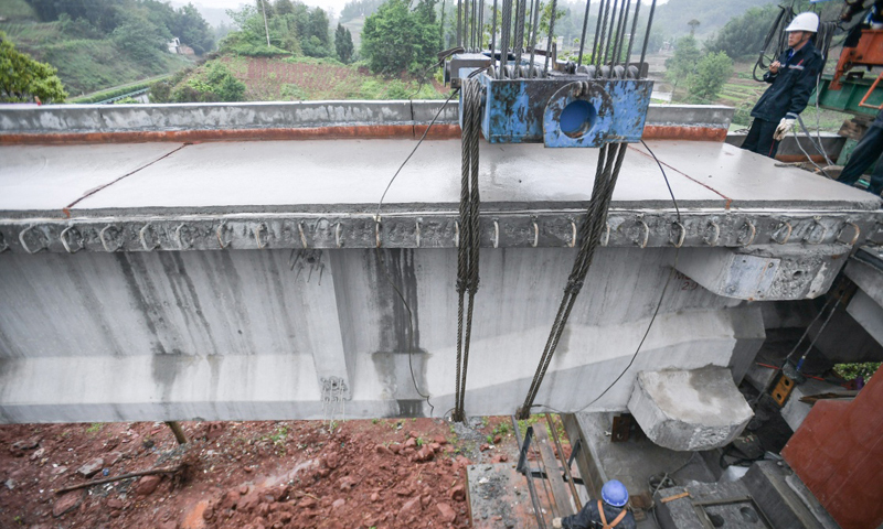 4月24日在四川雅安市境內的川藏鐵路成雅段最后一片T梁架設施工現場。（新華社記者 薛玉斌 攝）