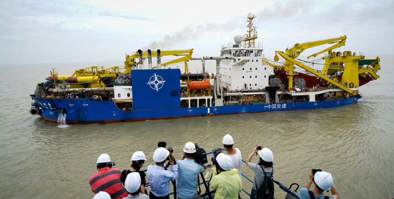 6月8日，由中交天津航道局投資建造，具有中國自主知識(shí)產(chǎn)權(quán)的亞洲最大重型自航絞吸挖泥船“天鯤號(hào)”，緩緩駛離位于江蘇啟東的船廠碼頭，正式開啟為期3天的海試。（新華社記者 李響 攝）