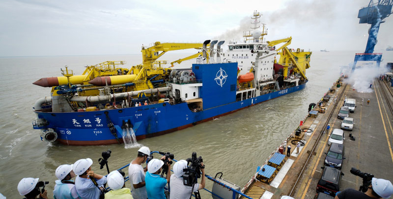 “天鯤號(hào)”全船長140米，寬27.8米，最大挖深35米，總裝機(jī)功率25843千瓦，設(shè)計(jì)每小時(shí)挖泥6000立方米，絞刀額定功率6600千瓦，此次海試將全面檢測并驗(yàn)證船舶動(dòng)力系統(tǒng)的可靠性和穩(wěn)定性。圖為6月8日，“天鯤號(hào)”駛離碼頭出港海試。（新華社記者 李響 攝）