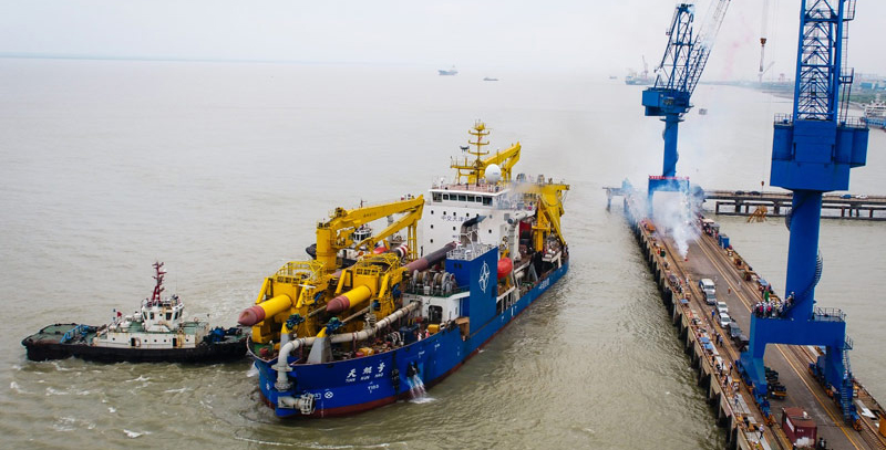 6月8日，“天鯤號(hào)”駛離碼頭出港海試。（新華社記者 李響 攝）