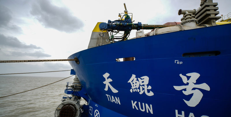 6月8日，“天鯤號(hào)”即將出海試航。（新華社記者 李響 攝）