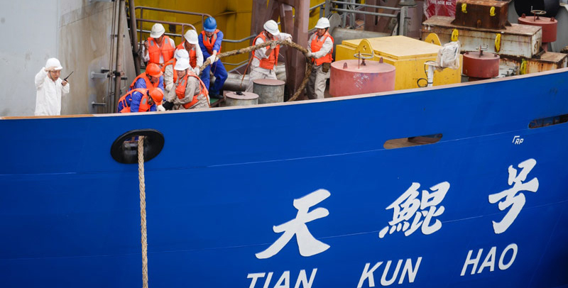 6月8日，工作人員進(jìn)行“天鯤號(hào)”出海試航前的準(zhǔn)備工作。（新華社記者 李響 攝）