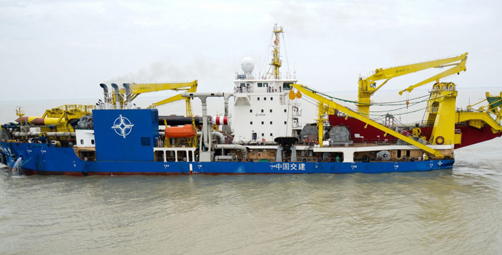 6月8日，“天鯤號(hào)”駛離碼頭出港海試。（新華社記者 李響 攝）