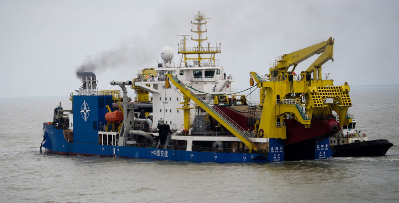 6月8日，“天鯤號(hào)”駛離碼頭出港海試。（新華社記者 李響 攝）