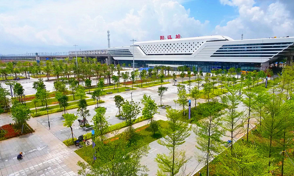 湛高鐵是我國“八縱八橫”高快速鐵路網(wǎng)的“第一縱”沿海通道的重要組成部分，東起江門新會站，西至湛江西站，全長357公里，設(shè)計時速200公里，全線設(shè)13個客運(yùn)站。建成通車后，廣州至湛江的鐵路運(yùn)行時間將由8個小時縮短至3個小時。圖為2中鐵建設(shè)集團(tuán)南方公司承建的江湛鐵路陽江站。