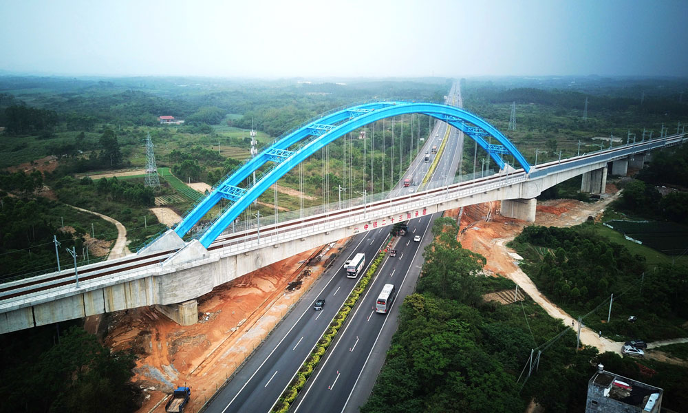 江湛高鐵由江門—茂名—黃略—湛江西（客站）段組成。全線由中國鐵建所屬鐵四院設(shè)計，中鐵建設(shè)、中鐵二十局、中鐵二十二局、中鐵二十三局、中鐵二十四局參與施工。圖為中鐵二十三局承建的江湛鐵路楊茂高速特大橋。（馬鵬飛 攝）