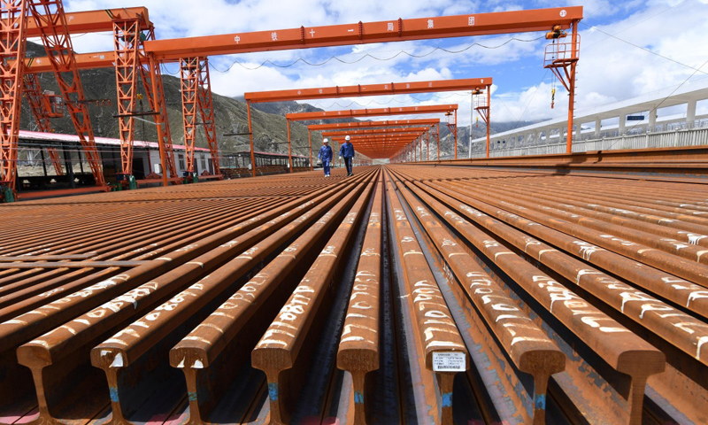 拉林鐵路起自西藏拉薩市，終點為林芝市，鐵路正線全長435公里，設計時速160公里。圖為7月16日，中鐵十一局三公司員工在協榮鋪架基地巡查500米長鋼軌存放管理庫。（新華社記者 宋振平 攝）