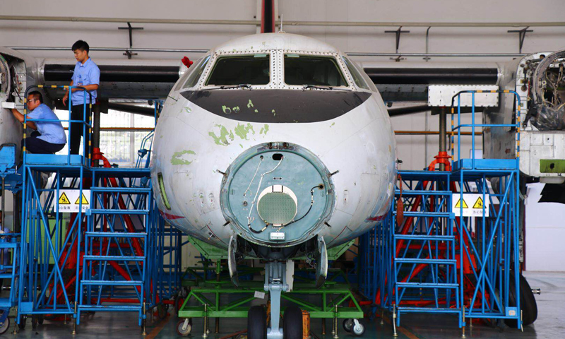 與此同時，航空工業本著與非洲共同發展理念，將 “一帶一路”倡議與傳統的中非合作進行有效銜接，積極落實國家提出的“中非區域航空合作計劃”，加快在非洲的2個營銷中心、1個培訓中心（南非航校）、2個維修工程支持中心（剛果布、坦桑尼亞）、3個備件中心（肯尼亞、剛果布、津巴布韋）的建設，構建新舟系列飛機非洲運維網絡，助力非洲經濟的發展，實現合作共贏。圖為新舟60飛機制造現場。（王文鐸 攝）