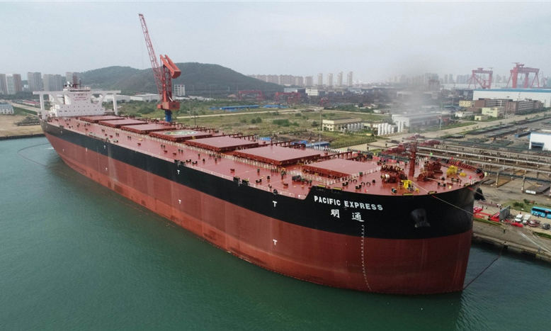 8月15日，武昌船舶重工集團有限公司為招商局能源運輸股份有限公司建造的新型40萬噸礦砂船“明通”輪在山東青島交付使用。圖為8月15日在青島使用無人機拍攝的“明通”輪。（新華社記者 王斯班 攝）