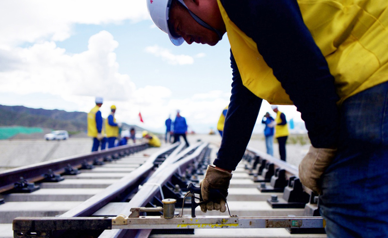 圖為9月16日，中鐵十一局三公司施工人員在川藏鐵路拉林段鋪設首組道岔。（新華社記者 覺果 攝）