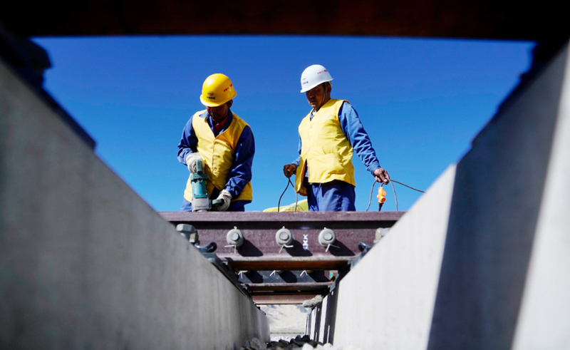 圖為9月16日，中鐵十一局三公司施工人員在川藏鐵路拉林段鋪設首組道岔。（新華社記者 覺果 攝）