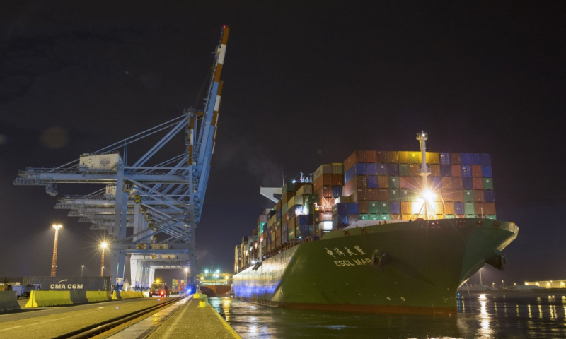 經(jīng)過約8個小時的連夜裝卸后，“中海火星”號集裝箱輪結(jié)束本次西歐之行，踏上返回亞洲的航程。圖為10月15日晚，中遠海運旗下的“中海火星”號集裝箱輪?？吭诒壤麜r澤布呂赫港集裝箱碼頭。（新華社記者 葉平凡 攝）