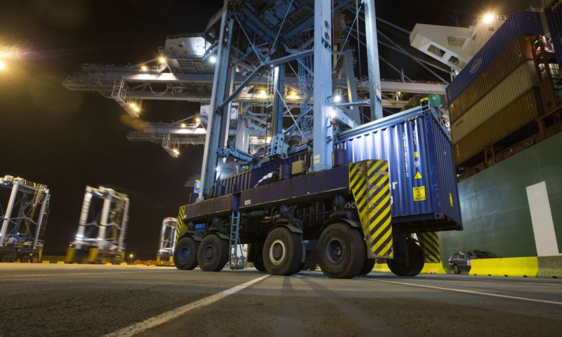 圖為10月15日晚，在比利時澤布呂赫港集裝箱碼頭，跨運車運送集裝箱。（新華社記者 葉平凡 攝）