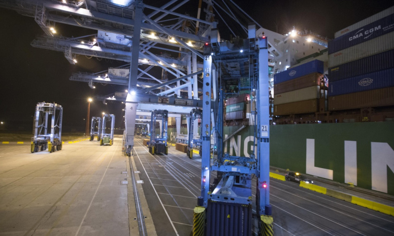 圖為10月15日晚，在比利時澤布呂赫港集裝箱碼頭，跨運車運送集裝箱。（新華社記者 葉平凡 攝）