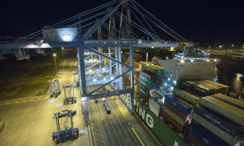 圖為10月15日晚在比利時澤布呂赫港拍攝的正在進行裝卸作業(yè)的集裝箱碼頭。（新華社記者 葉平凡 攝）