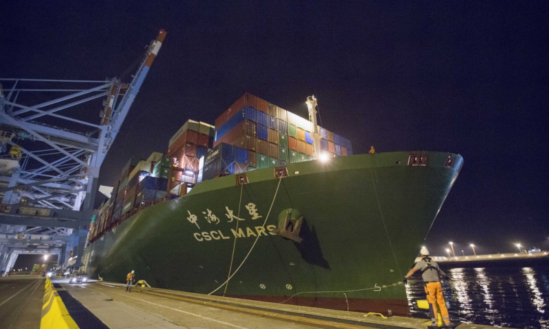 圖為10月15日晚，中遠海運旗下的“中?；鹦恰碧柤b箱輪停靠在比利時澤布呂赫港集裝箱碼頭。（新華社記者 葉平凡 攝）
