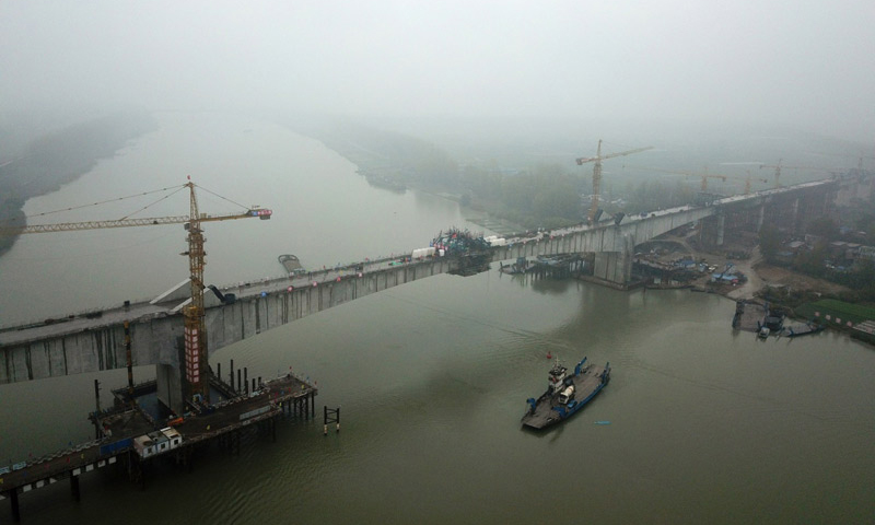 11月18日，由中鐵八局承建的商合杭鐵路控制性工程跨淮河特大橋成功合龍。圖為合龍后的商合杭鐵路跨淮河特大橋。（新華社記者 劉軍喜 攝）