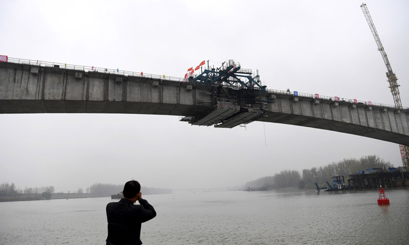 商合杭鐵路跨淮河特大橋全長(zhǎng)約17千米，其中主橋長(zhǎng)452米，主跨228米，采用Ⅲ型板式無砟軌道技術(shù)。圖為合龍后的商合杭鐵路跨淮河特大橋。（新華社記者 劉軍喜 攝）