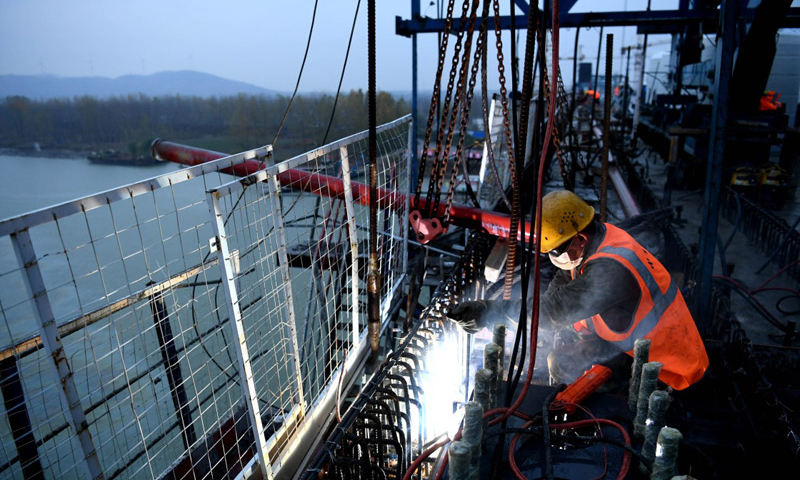 圖為11月17日，施工人員在商合杭鐵路跨淮河特大橋合龍現(xiàn)場(chǎng)作業(yè)。（新華社記者 劉軍喜 攝）