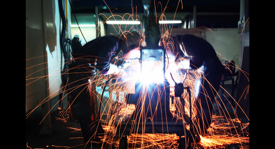 2018年5月3日，公司焊接車間青年員工正在進行零部件焊接作業，由于工作特性，他們每天被嚴實的勞保護具包裹著，不畏艱難，只為創造出品質一流的產品而堅守在崗位上。(作者：李俊超)