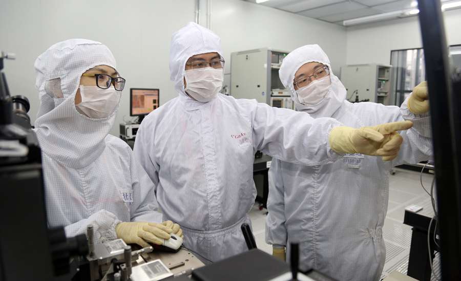 林博加班加點，與團隊成員梳理工藝流程。“信任是優秀團隊的前提。”作為團隊負責人，他認為團隊的協作能讓人擺脫思維定勢的桎梏。“信任是優秀團隊的前提。”作為團隊負責人，林博始終認為團隊的協作能讓人擺脫思維定勢的桎梏。“信任是優秀團隊的前提。”作為團隊負責人，林博始終認為團隊的協作能讓人擺脫思維定勢的桎梏。（作者：秦威）