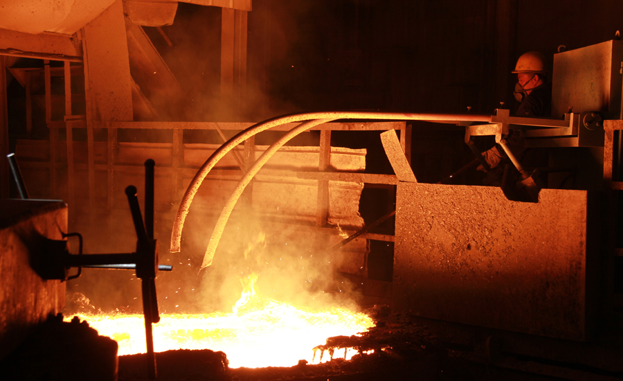 中國兵器工業集團內蒙古第一機械集團有限公司一分公司崔志剛，從事煉鋼工作以來，穩步提高鋼水質量，不斷降低冶煉成本。所在班組曾獲得內蒙古質量信得過班組榮譽稱號。一張被火熏紅的臉龐是他奮斗的印記，加油，不被辜負的烈火青春。圖為崔志剛正在進行熱裝塞桿工序。（作者：龔媛）