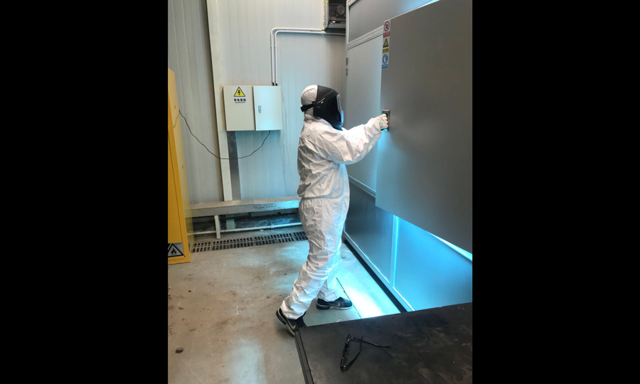 2018年5月4日上午，在中國(guó)建材檢驗(yàn)認(rèn)證集團(tuán)股份有限公司光伏試驗(yàn)室，胡曉楊對(duì)光伏紫外輻照箱進(jìn)行例行檢查。（作者：丁佐鑫）