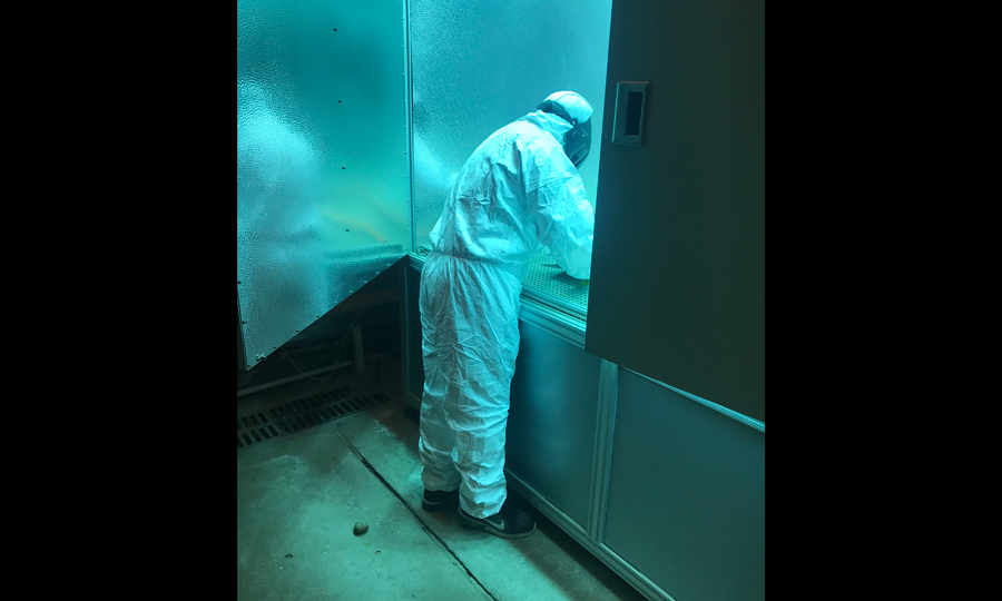 胡曉楊重新擺放好輻照產(chǎn)品，準(zhǔn)備關(guān)閉箱門(mén)。（作者：丁佐鑫）