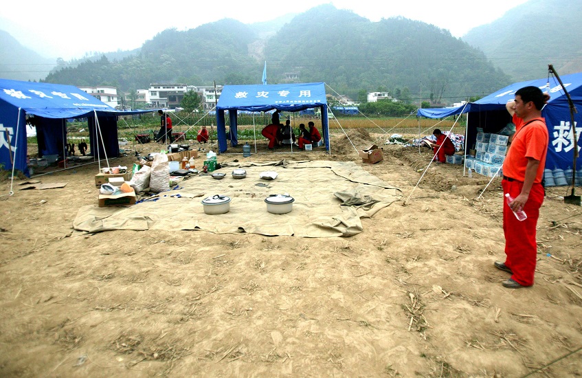 2008年5月12日，汶川，石油人率先搭起臨時救急點。