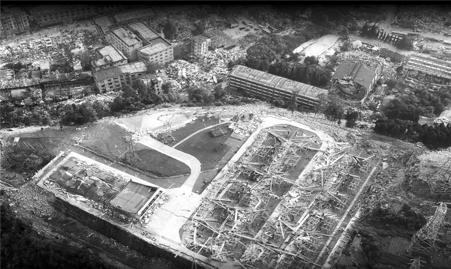 2008年5月12日14時(shí)28分，四川發(fā)生8.0級(jí)特大地震，二臺(tái)山220千伏開關(guān)站受到嚴(yán)重?fù)p毀。（圖為航拍資料）