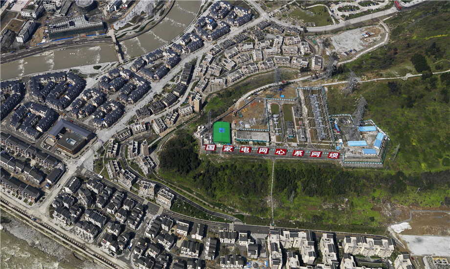 2008年8月，國(guó)網(wǎng)四川省電力公司原址重建，將開關(guān)站升格為變電站。2009年5月11日，不到一年的時(shí)間完成搶建并成功投運(yùn)。目前，二臺(tái)山220千伏變電站不僅承擔(dān)著汶川縣映秀、百花水磨等鎮(zhèn)的人民生活和工業(yè)園區(qū)的供電任務(wù)，更重要的是擔(dān)任著阿壩州約107.5萬(wàn)千瓦裝機(jī)的水電送出任務(wù)。