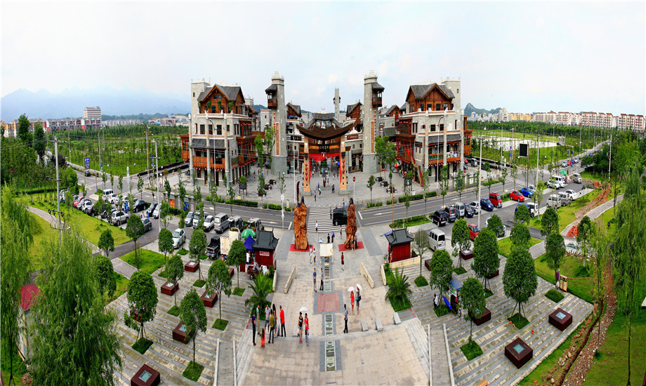 伴于北川新縣城的巴拿恰商業(yè)街。